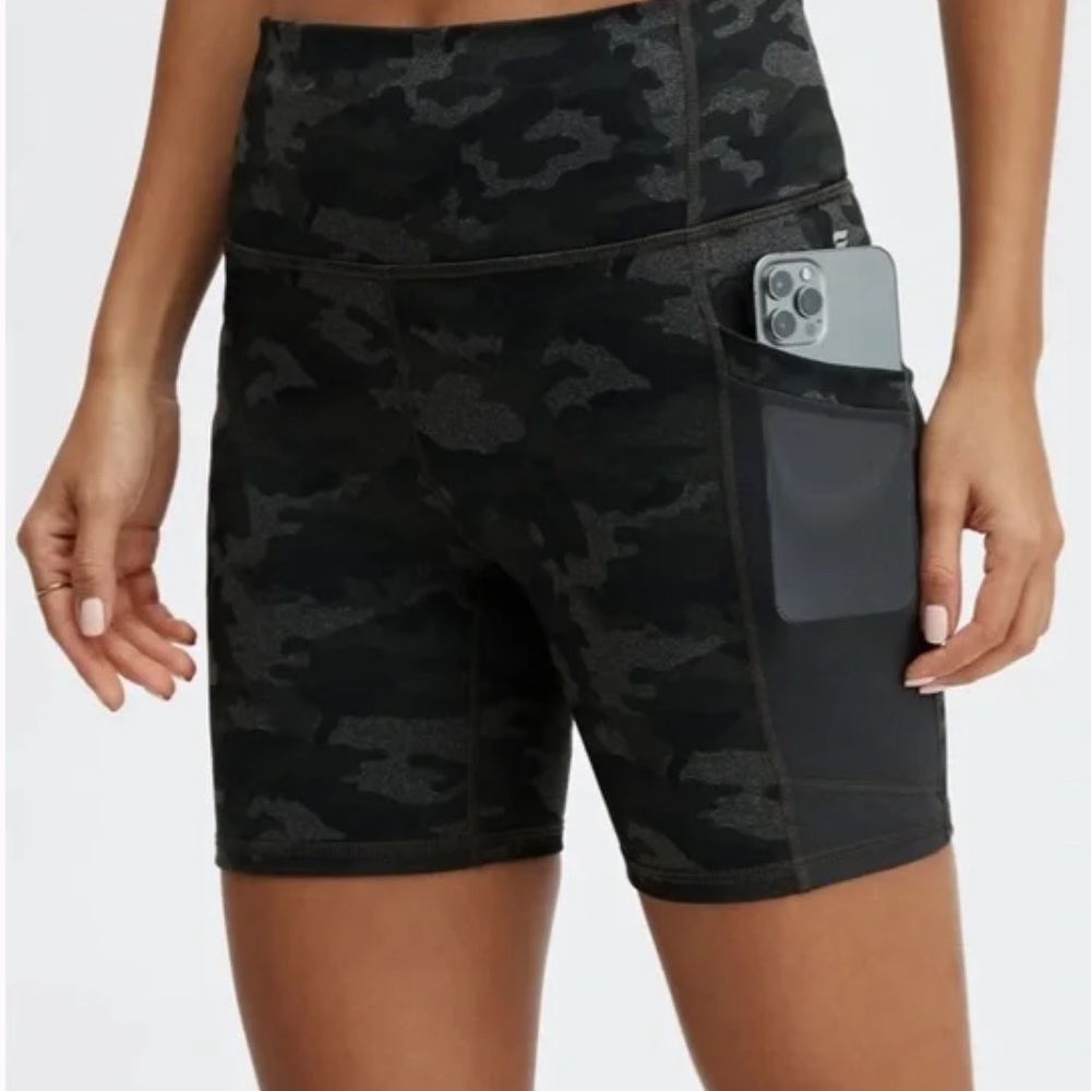 Fabletics black/green camo bike shorts with pockets Size L